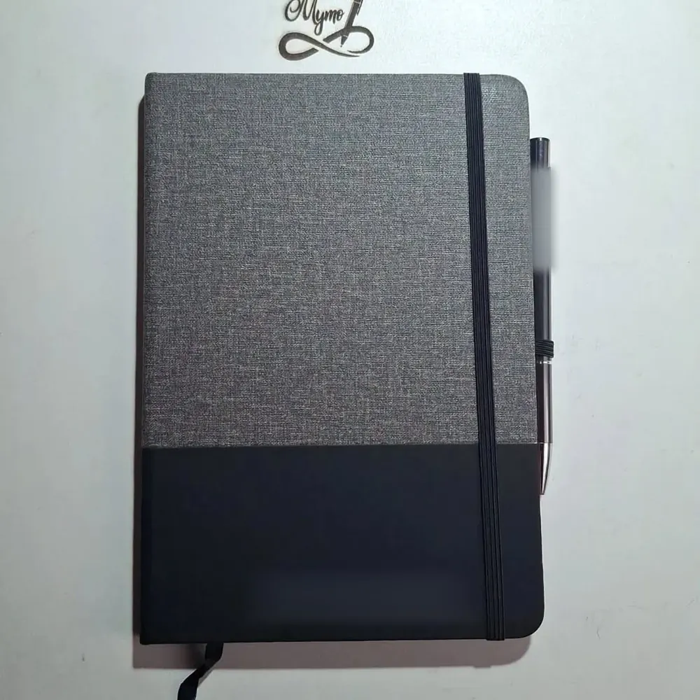 Cuaderno grabado con un nombre y su lapicera