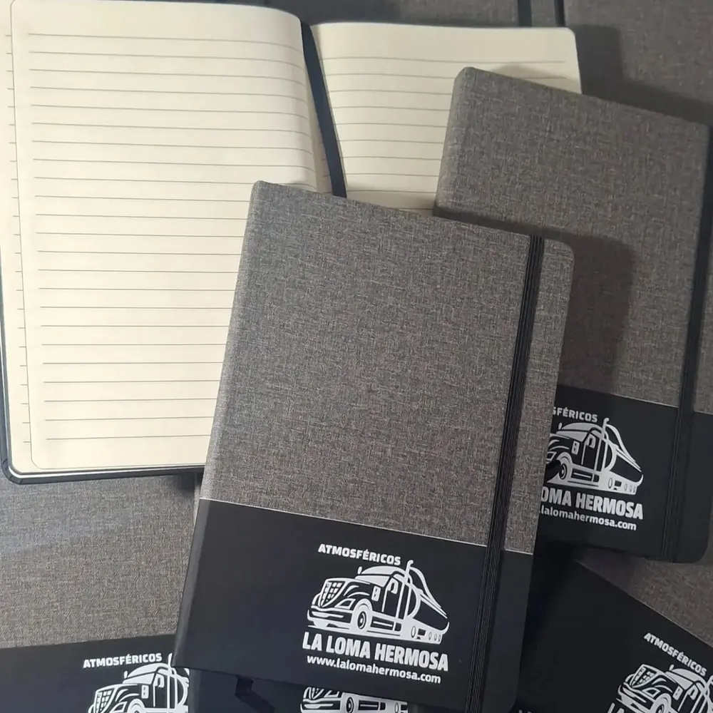 Cuadernos empresariales grabados con el logo de una empresa