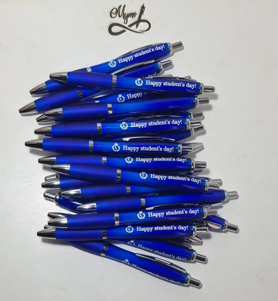 Lapiceras azules grabadas para una empresa