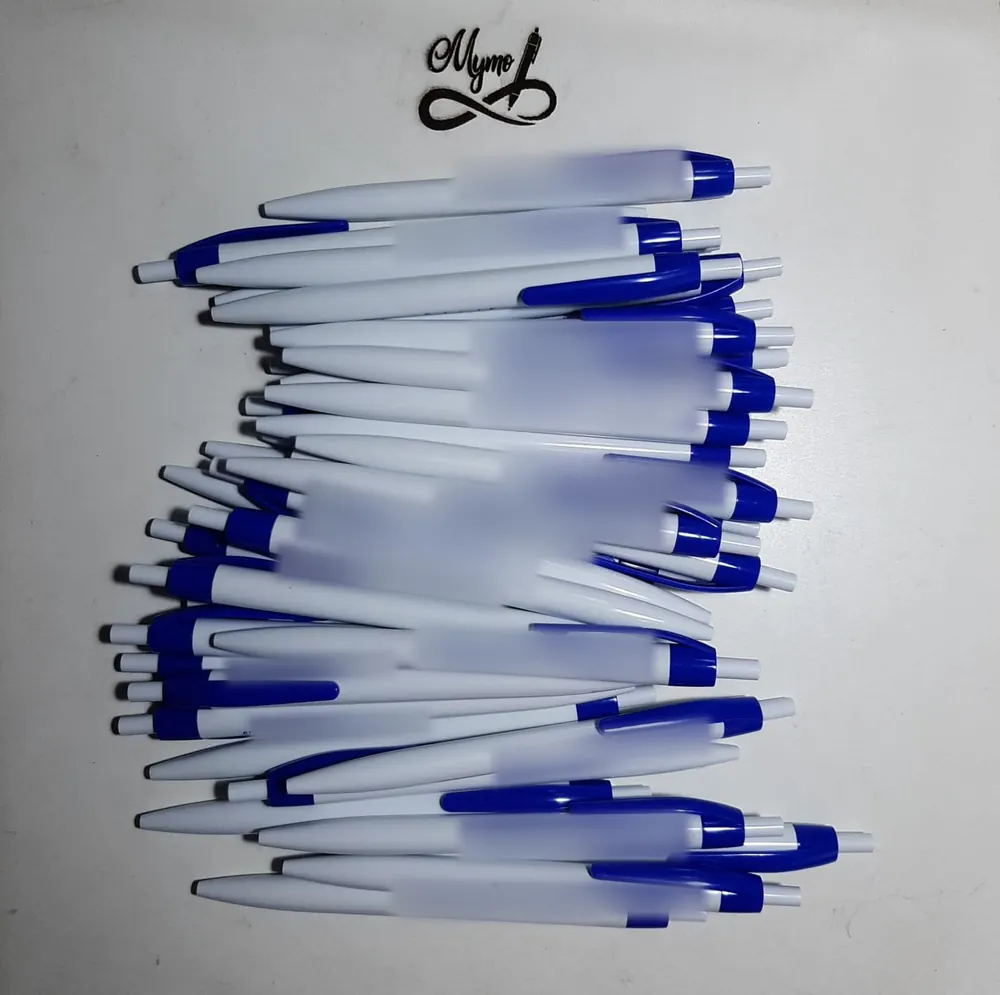 Pedido grande de lapiceras blancas y azules grabadas para un productor de seguros