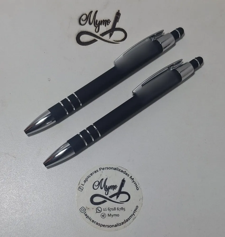 Dos lapiceras negras con touch, grabadas con un nombre cada una