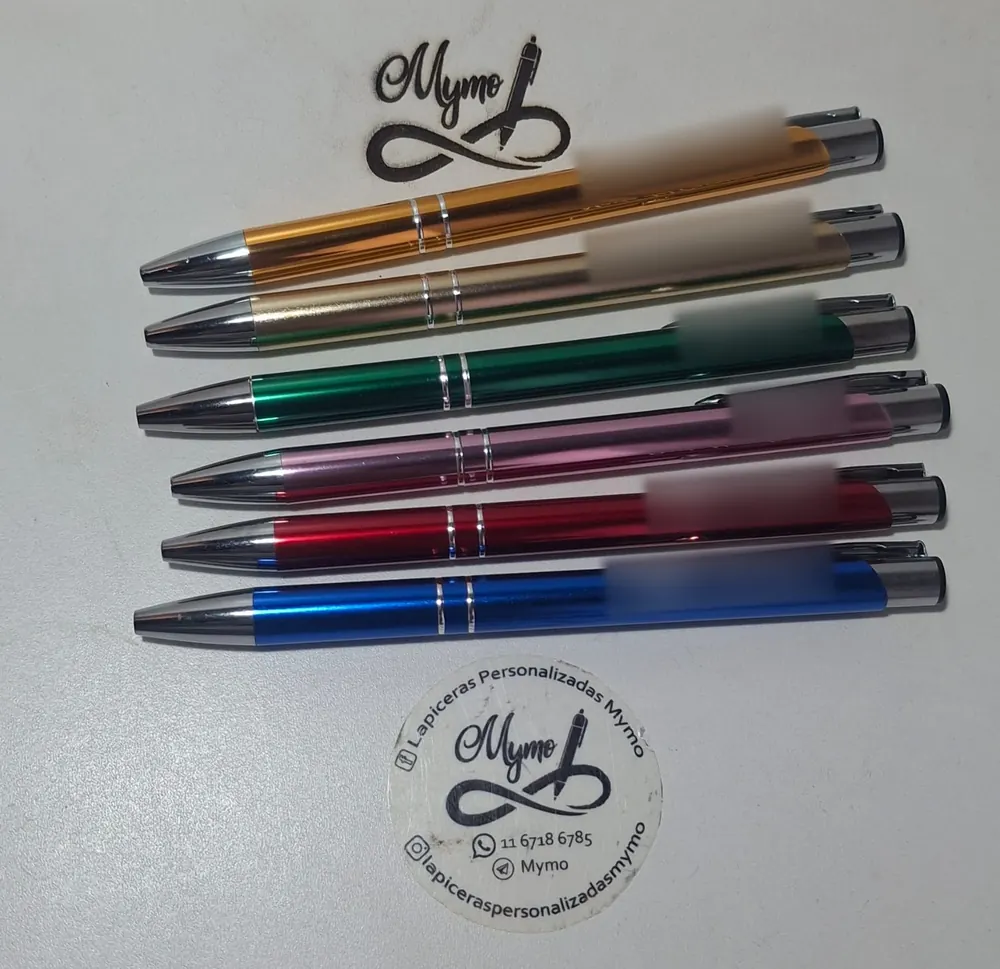 Seis lapiceras metálicas de colores, cada una grabada con un nombre